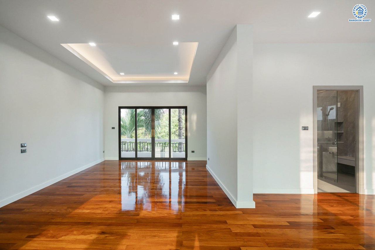 บ้านมือสองตกแต่งใหม่ โครงการ กฤษดานคร20 ปิ่นเกล้า-บรมราชชนนี บ้านหลังมุม ติดทะเลสาบ บนเนื้อที่กว้างมากถึง 238 ตร.ว. ตกแต่งด้วยวัสดุเกรดพรีเมี่ยม ฟังก์ชัน 5 ห้องนอน 6 ห้องน้ำ 1 ห้องอเนกประสงค์ 4 ที่จอดรถ พร้อมทั้งเปลี่ยนระบบไฟฟ้า สุขาภิบาล ทำเลศักยภาพ ติดถนนบรมราชชนนี ใกล้มหาวิทยาลัยมหิดล และเพียง 10 นาทีถึงเซ็นทรัล ปิ่นเกล้า